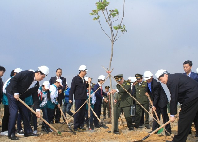 Staatspräsident Tran Dai Quang startet das Baumpflanzfest 2017 in Quang Ninh - ảnh 1
